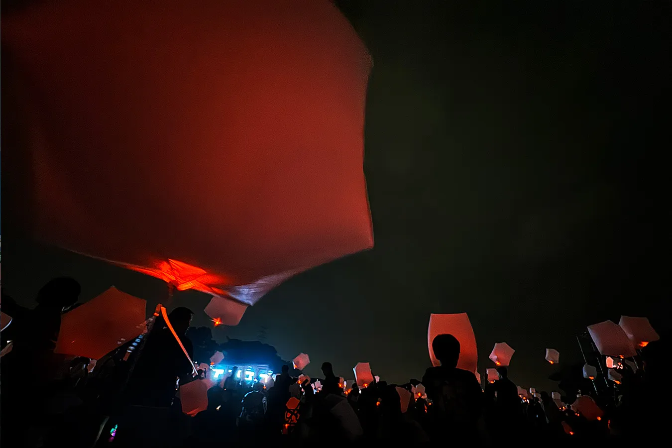 ＜七夕スカイランタン祭り＞ランタンリリースのカウントダウンの様子（2026年撮影：レッツエンジョイ東京編集部）