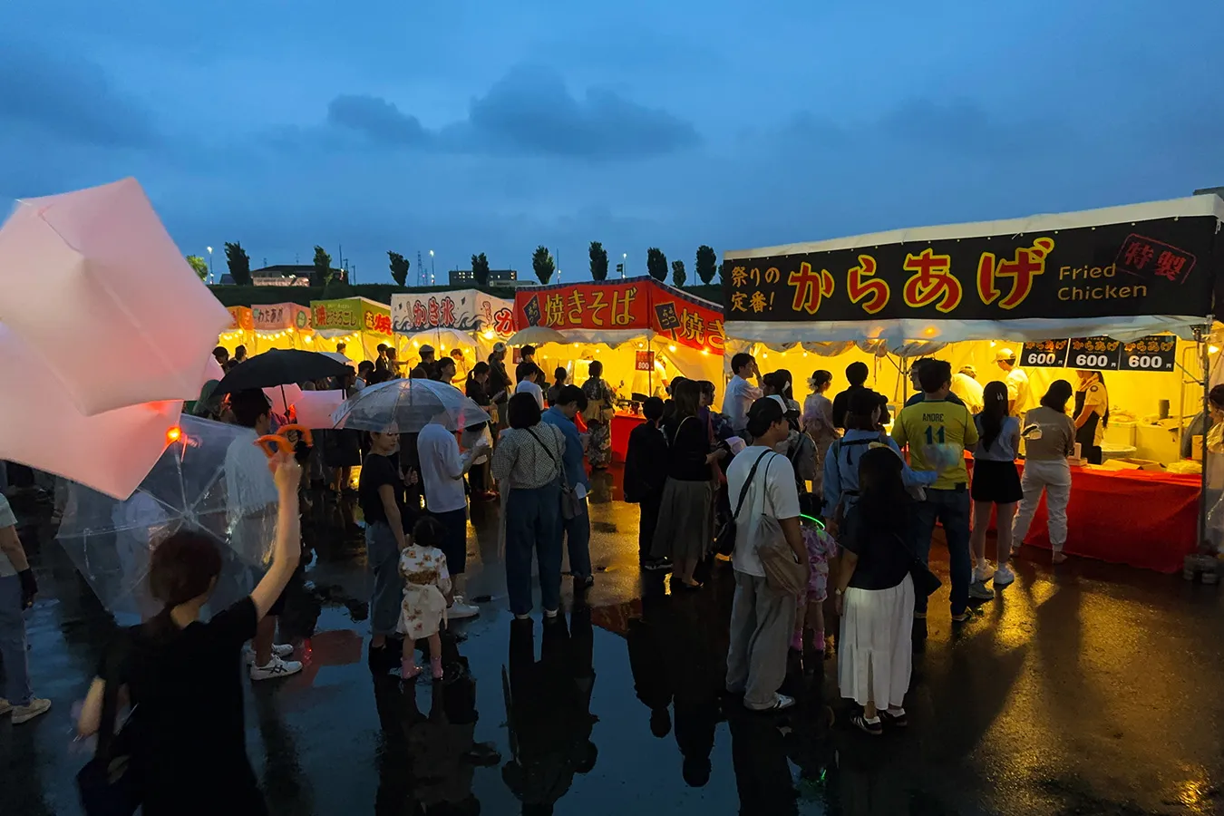 ＜七夕スカイランタン祭り＞会場に並ぶ屋台（2026年撮影：レッツエンジョイ東京編集部）