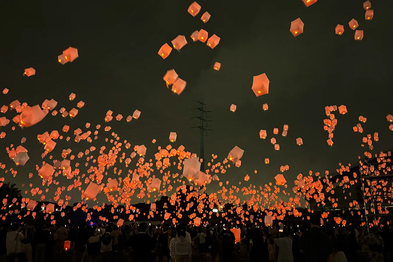 ＜七夕スカイランタン祭り＞夜空に浮かぶランタン（2026年撮影：レッツエンジョイ東京編集部）