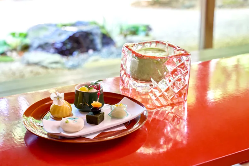 「5種類の和スイーツ」と「氷のグラス」に涼を感じる
