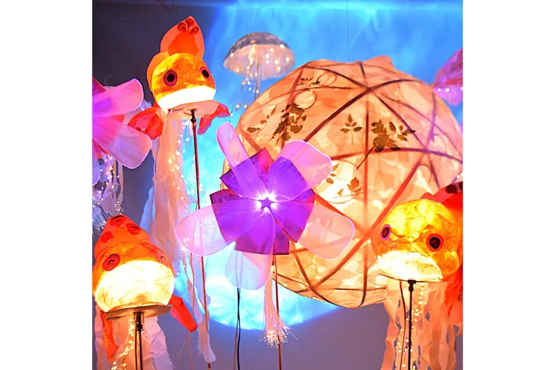 “ほとばしる ひかり金魚・芹ヶ谷の夏”～暑さを光エネルギーに飛び交う、あずまやの一夜～ イメージ画像