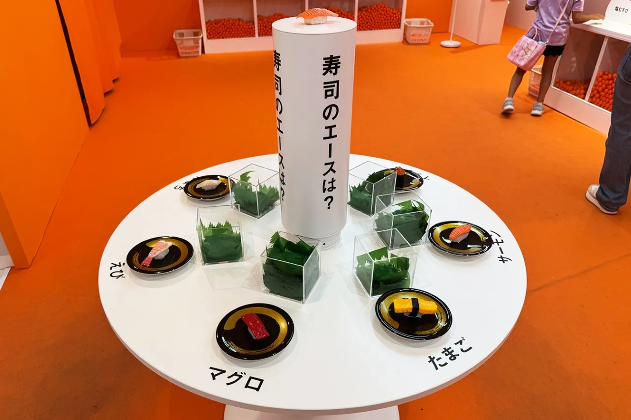＜はてな展＞バランで回答する寿司のエース（2026年撮影：レッツエンジョイ東京編集部）