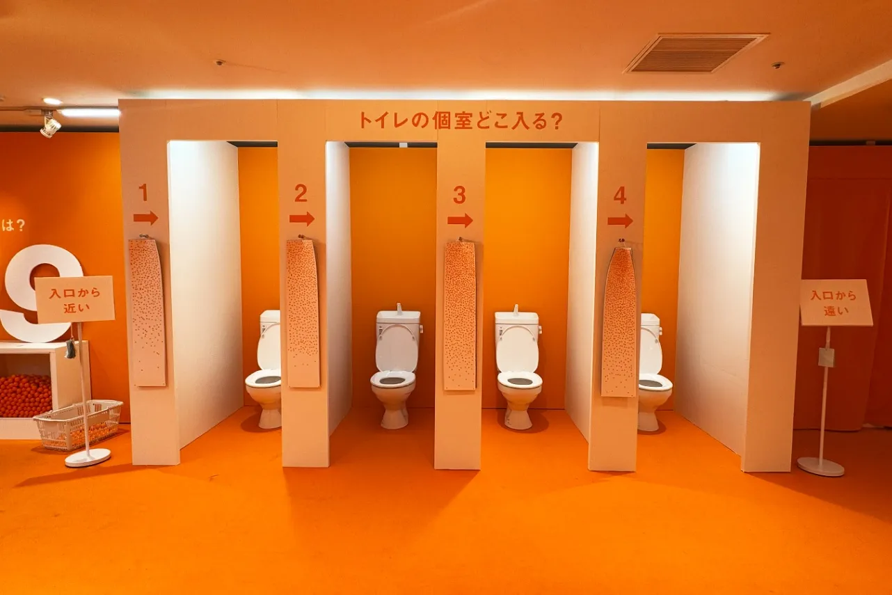 ＜はてな展＞シールで回答する入りたいトイレの個室（2026年撮影：レッツエンジョイ東京編集部）