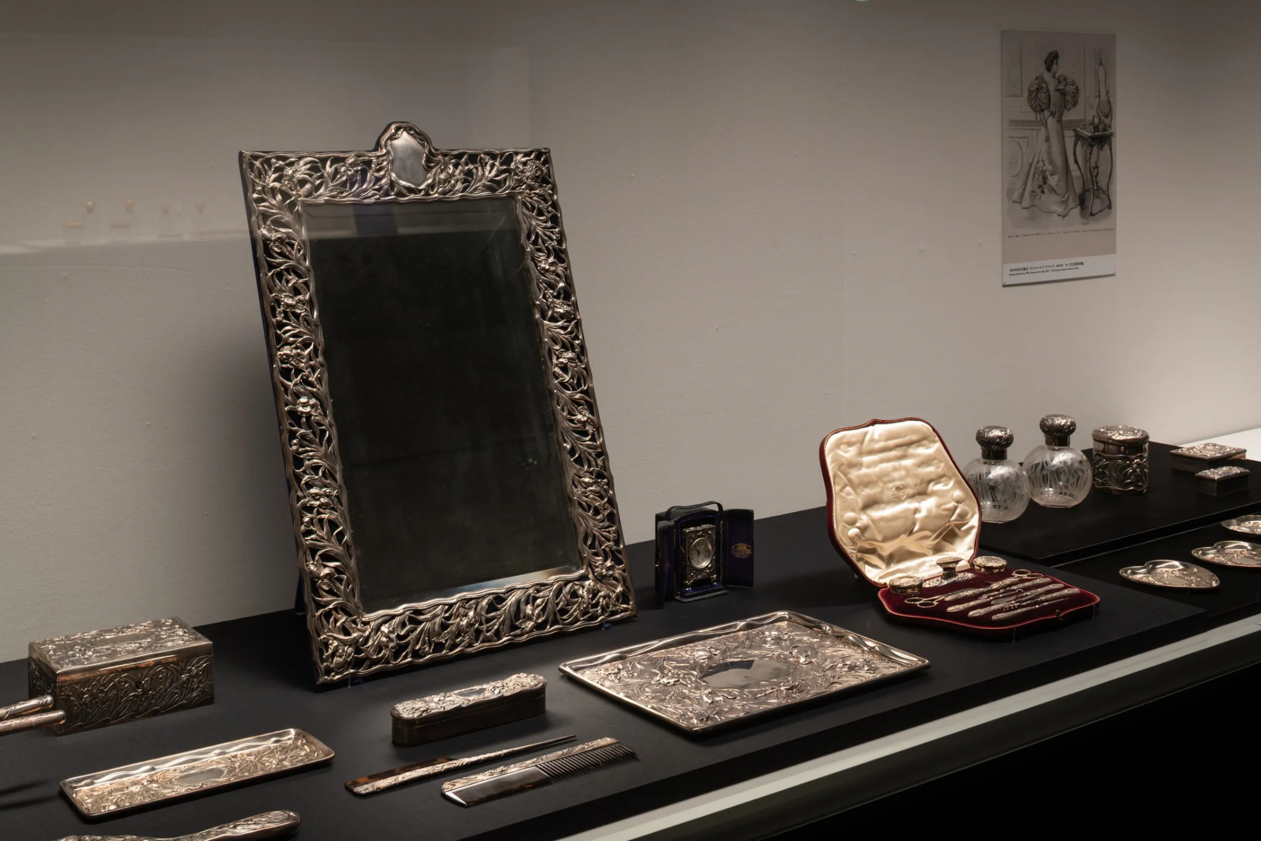 日常のエレガンス ― 西洋近代の化粧セット