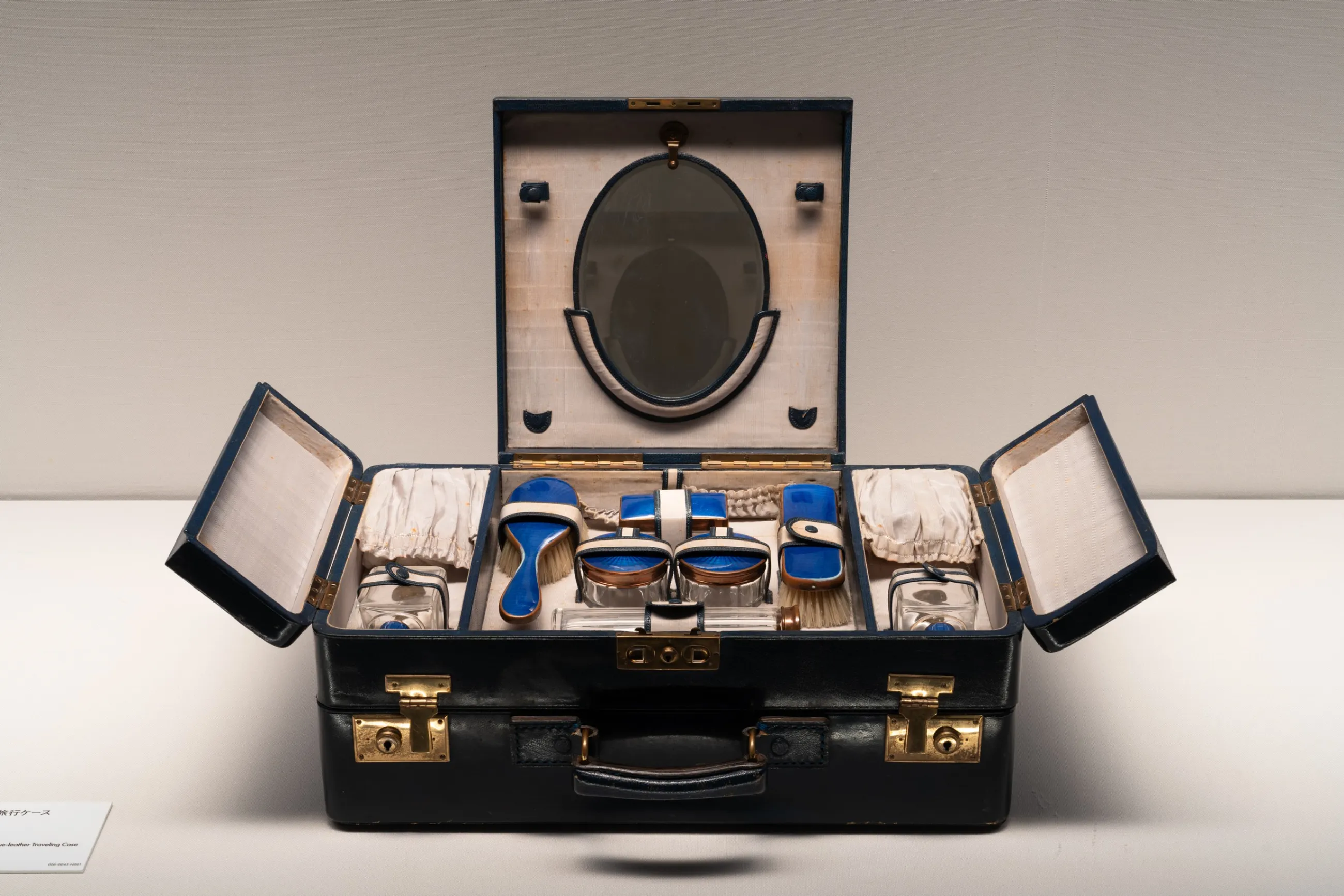 日常のエレガンス ― 西洋近代の化粧セット
