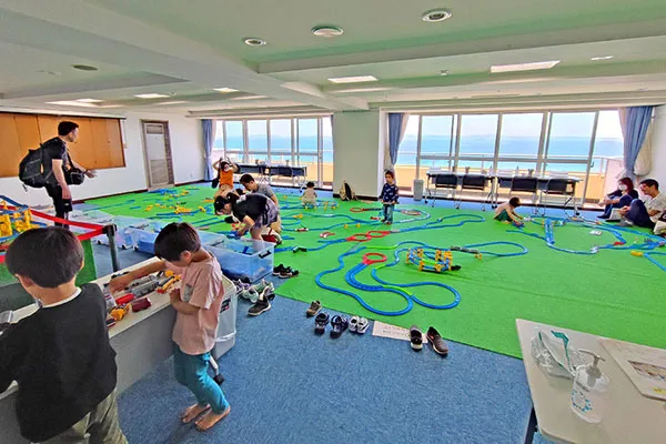 お子様に大人気のプラレールコーナー。広い会場で自由に電車を走らせよう！
