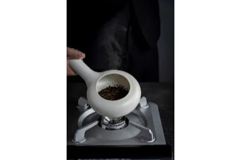 ほうじ茶は、焙烙（ほうろく）を使ったデモンストレーションで、炒りたてを香りと共に楽しめます。
