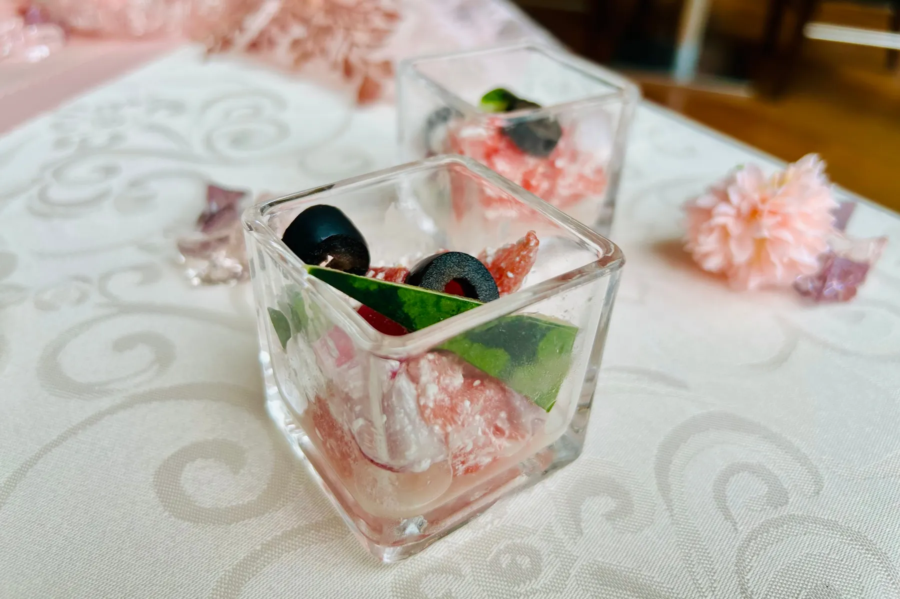 ＜AFTERNOON TEA with “SIROCCO”「ピーチ」＞「蒸し鶏とスイカの"涼″サラダ」（2026年撮影：レッツエンジョイ東京編集部）
