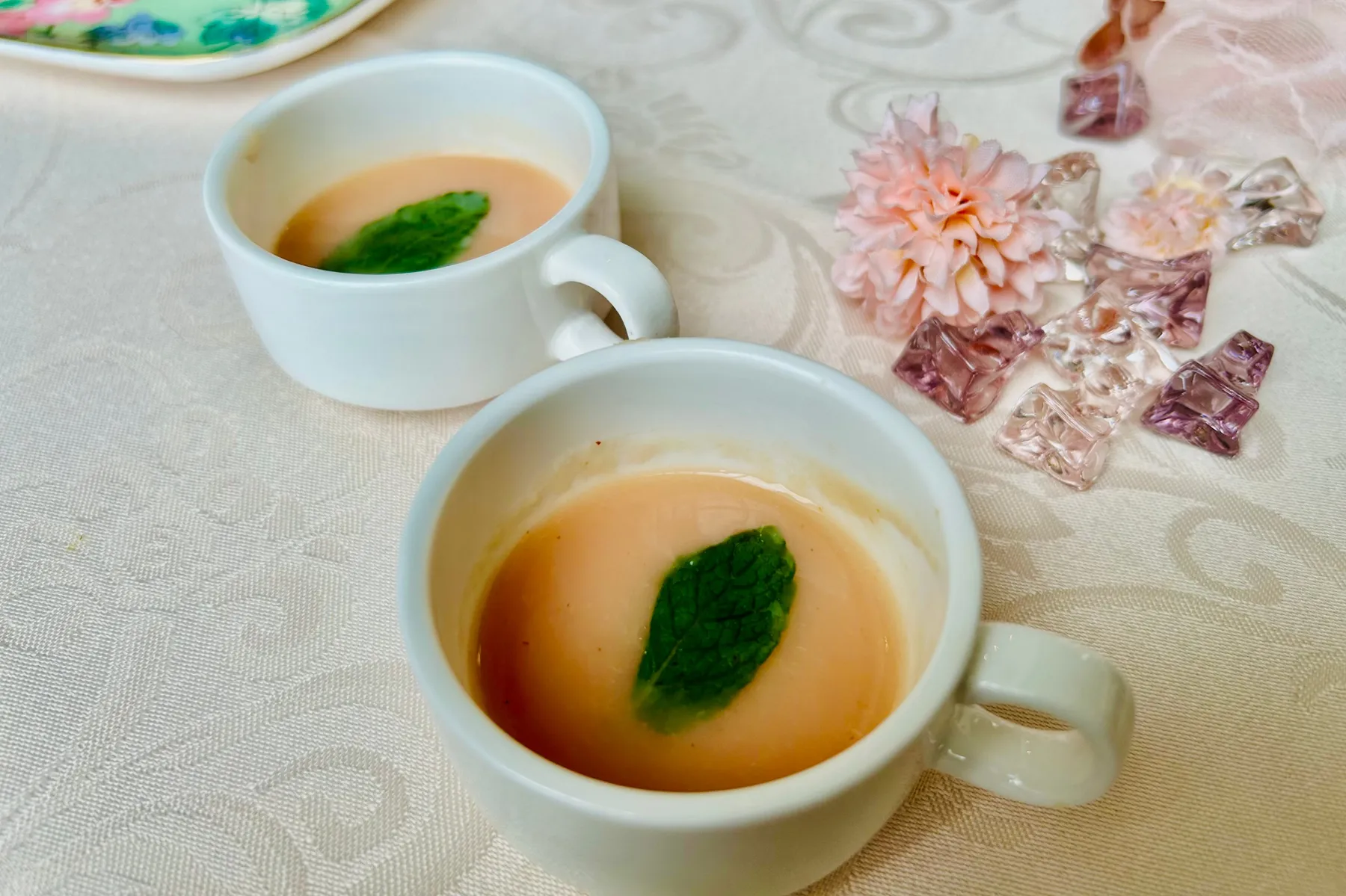 ＜AFTERNOON TEA with “SIROCCO”「ピーチ」＞「桃とトマトの冷製ポタージュ」（2026年撮影：レッツエンジョイ東京編集部）