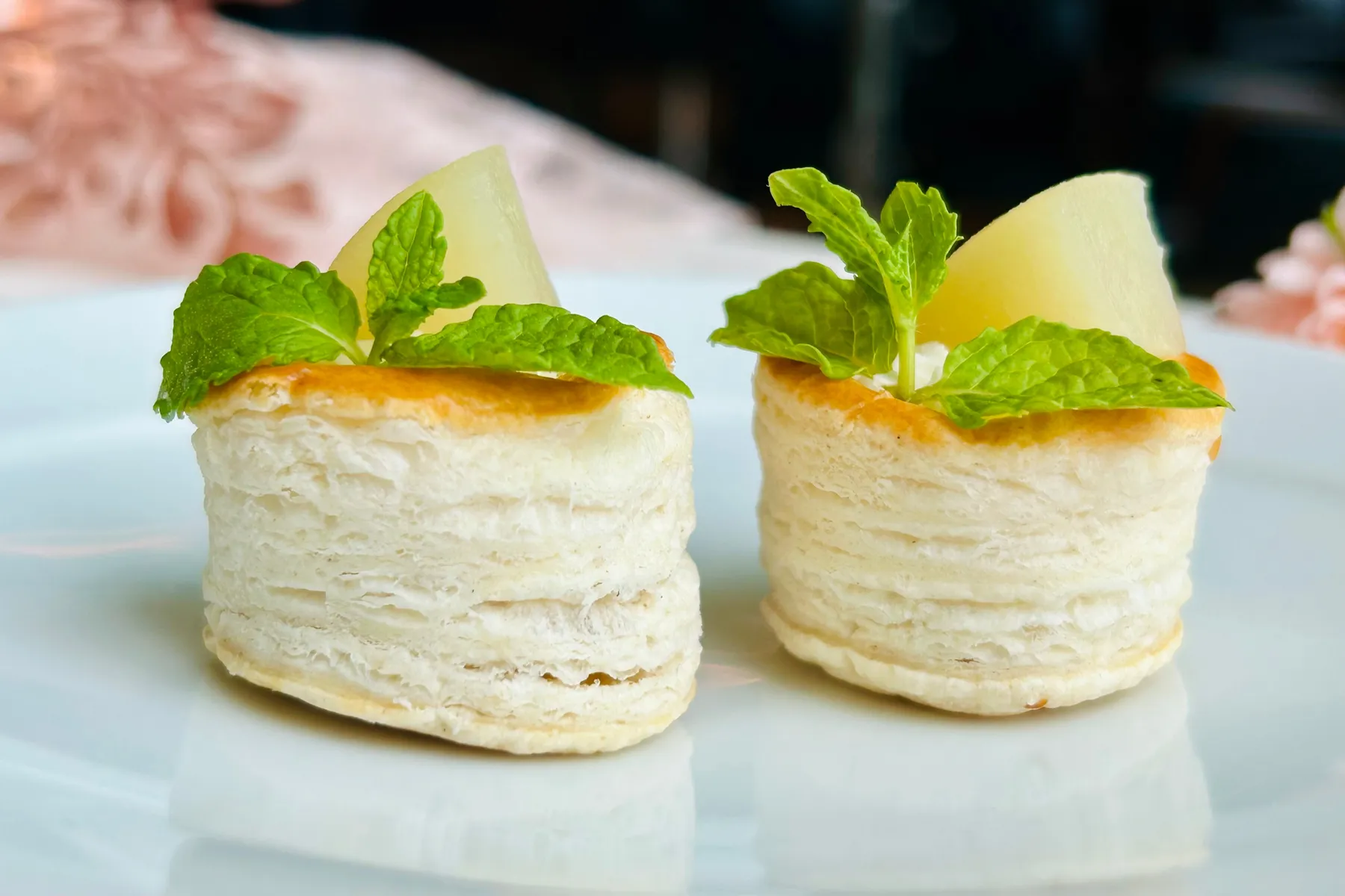 ＜AFTERNOON TEA with “SIROCCO”「ピーチ」＞「桃のチーズパイ」（2026年撮影：レッツエンジョイ東京編集部）
