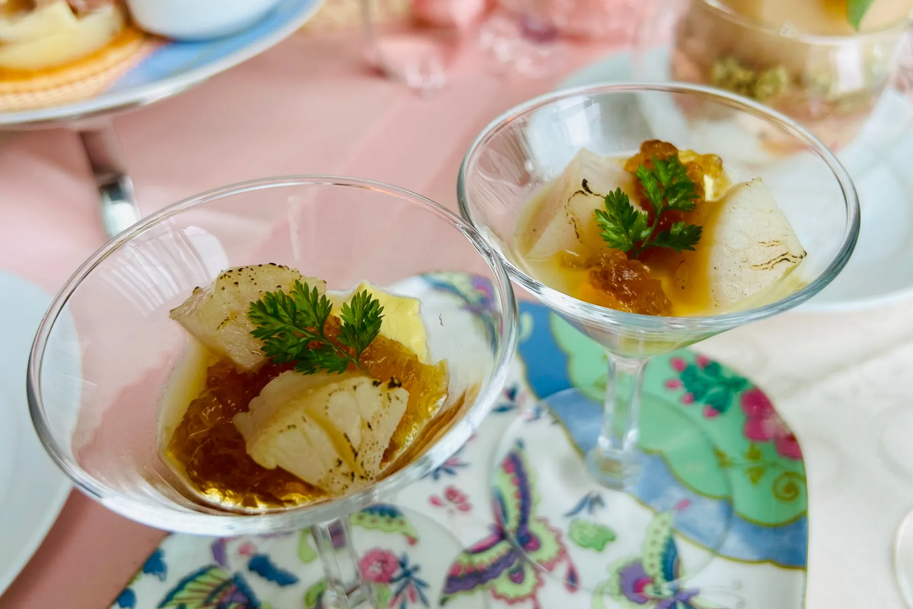 ＜AFTERNOON TEA with “SIROCCO”「ピーチ」＞「コーンと豆乳のロワイヤル風仕立て ホタテ貝添え コンソメジュレとともに」（2026年撮影：レッツエンジョイ東京編集部）