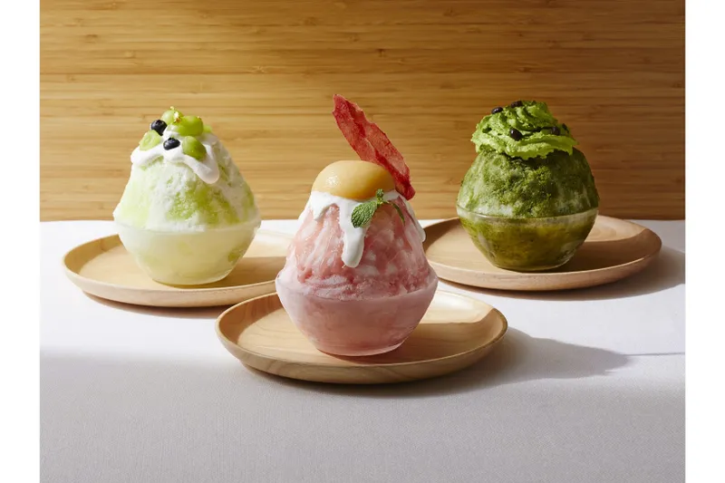 「氷菓 極～パティシエが贈る贅沢かき氷～」　シャインマスカット（左）、白桃（中央）、抹茶宇治金時（右）