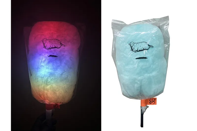 左：お祭りWOOL　630円／右：ソーダWOOL　350円をかし ひつじや＜改札内3階：おやつパーク＞