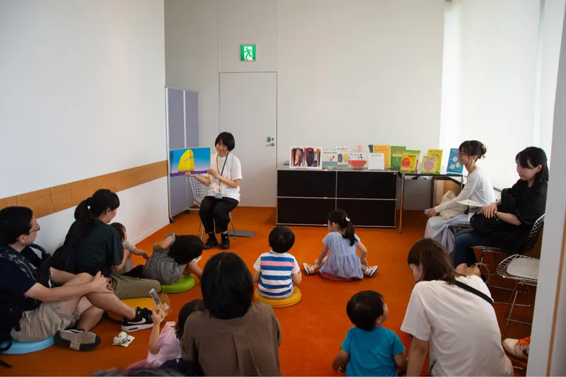 美術館で絵本をひらこう!