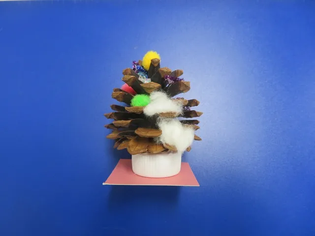 わくわくかがくひろば　まつぼっくりでクリスマスツリー