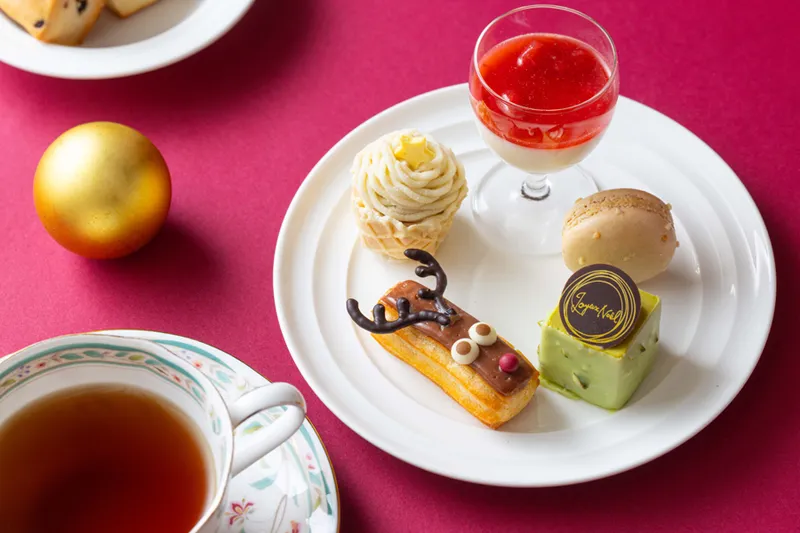 1段目は「トナカイエクレア」などクリスマススイーツ