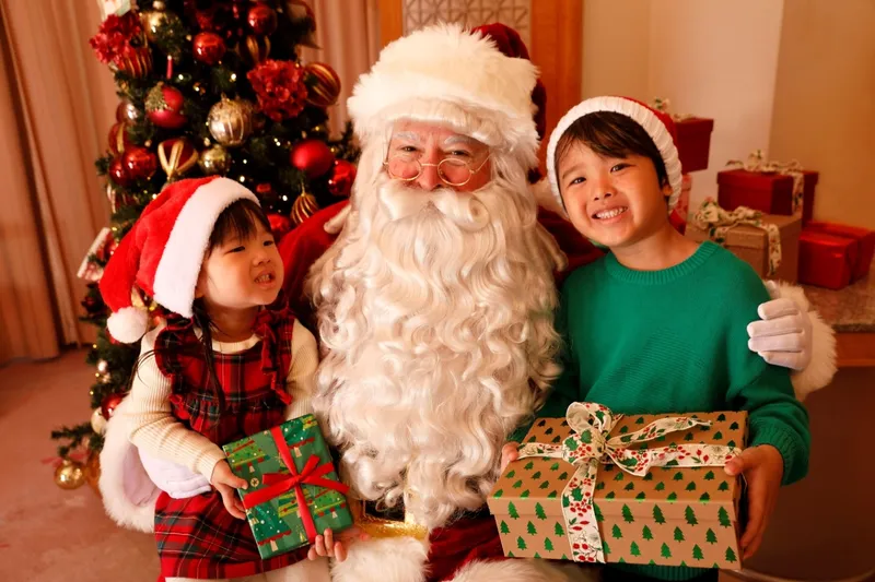 憧れのサンタクロースからプレゼントを手渡しでもらえる！
