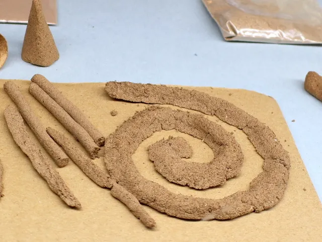 虫よけの話と除虫菊で線香づくり体験