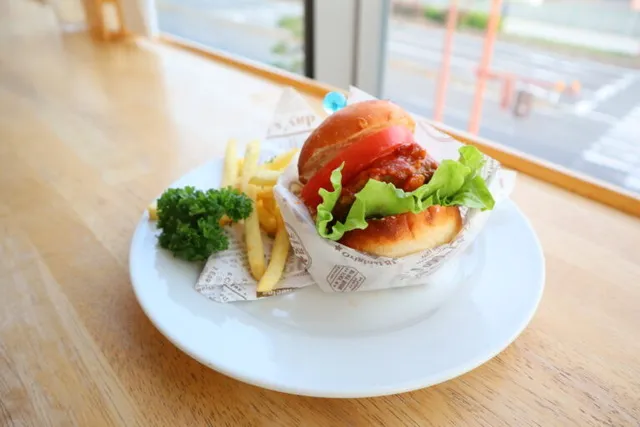 「KURARA Cafe ソラオト」コラボ特別メニュー「SAKEKASU バーガー」