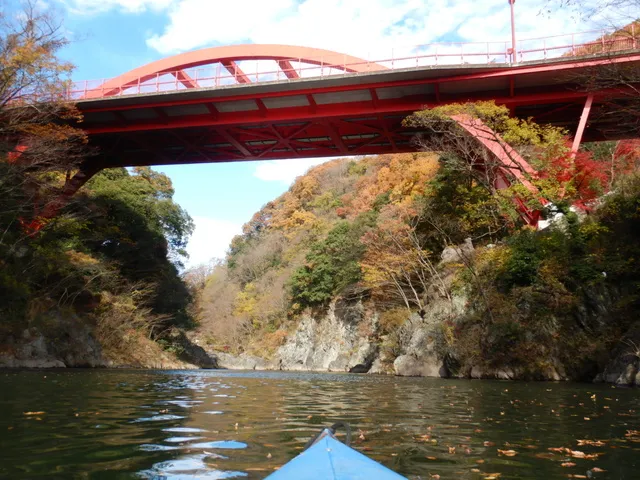 群馬で紅葉狩り×外遊び！渡良瀬川・高津戸峡 ｢紅葉・初めてパックラフト カヌー体験」