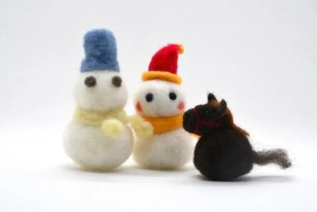 羊毛フェルトでゆきだるま