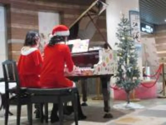 「紙屋町まちかどピアノ」クリスマスコンサート