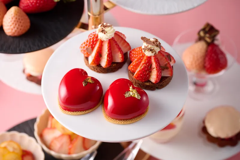 （手前）「紅ほっぺ」のビターチョコムース（奥）「あまおう」とカカオサブレのプチタルト