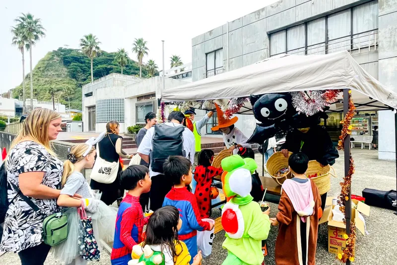 地元の人の協力により、お菓子が配られます