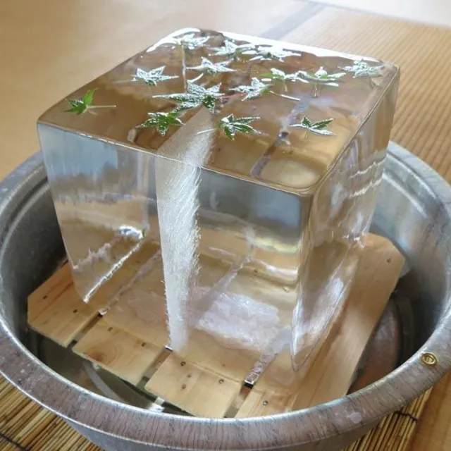 昔ながらの氷柱で涼みませう。