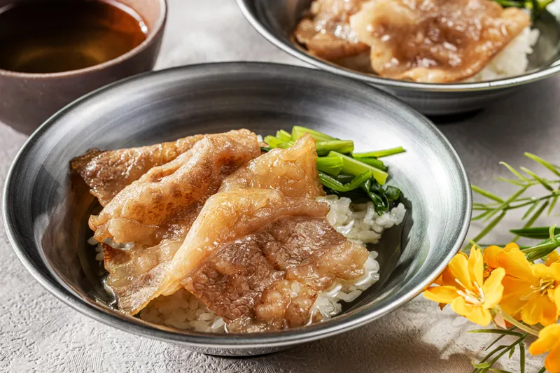 雲の上の土佐あかうしバラ肉の焼きしゃぶ　高知名物香り米とだし