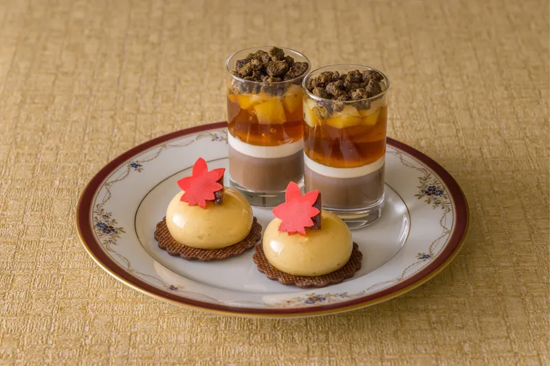 【上段】ほうじ茶とチョコレートのヴェリーヌ、栗のムース
