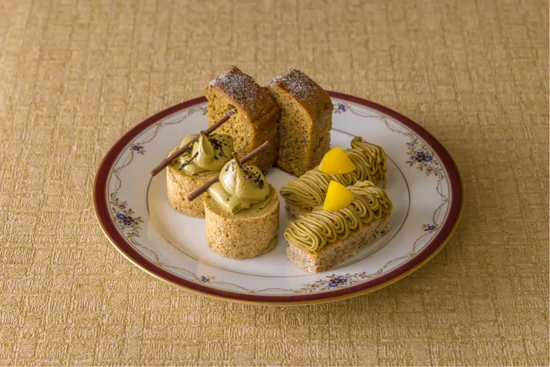 【中段】和栗のモンブラン、ほうじ茶のロールケーキ、ほうじ茶のパウンドケーキ