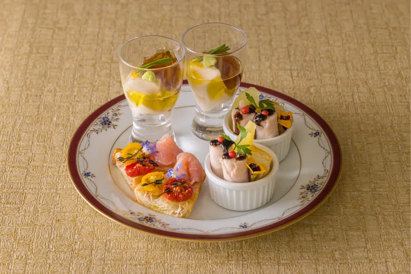 【下段】栗と生ハムのカナッペ、胡麻豆腐とほうじ茶ジュレ、ローストポーク リンゴのコンポート添え