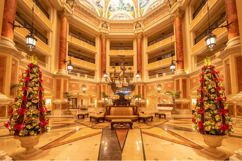 東京ディズニーシー・ホテルミラコスタ クリスマスデコレーション 装飾イメージ　©Disney