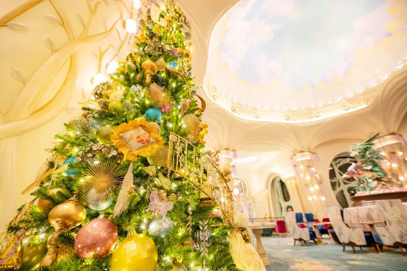 東京ディズニーシー・ファンタジースプリングスホテル クリスマスデコレーション 装飾イメージ　©Disney