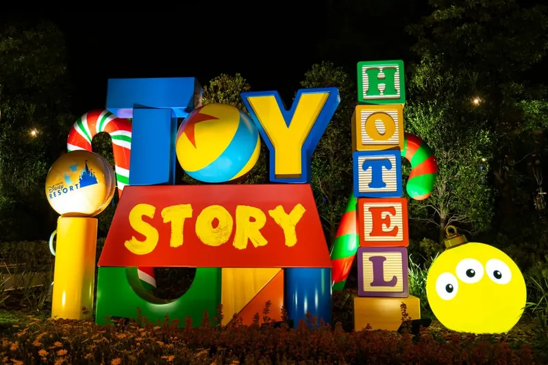 東京ディズニーリゾート・トイ・ストーリーホテル クリスマスデコレーション 装飾イメージ　©Disney/Pixar