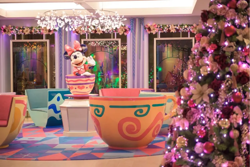 東京ディズニーセレブレーションホテル：ウィッシュ クリスマスデコレーション 装飾イメージ　©Disney