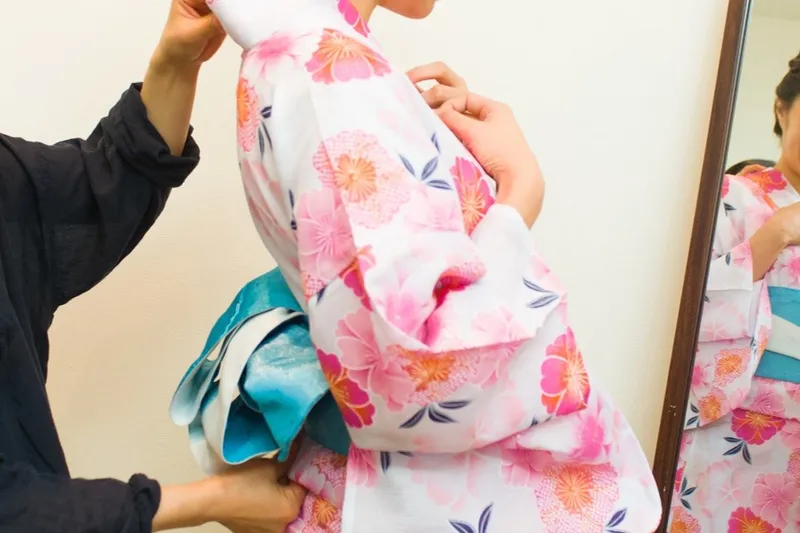 着付けはプロが素早くきれいに行います