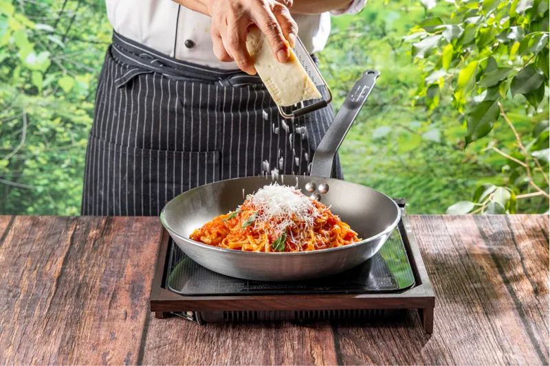 生パスタのライブパフォーマンス【ランチビュッフェ限定】