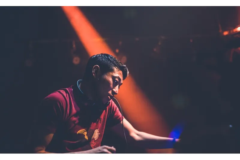 「DJ HASEBE」による昭和ソングをアレンジしたシティポップメドレーをお届け