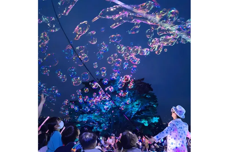 きらめくシャボン玉が幻想的なバブルショー