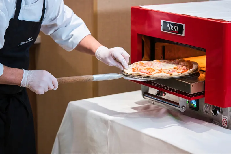 ピッツァ専用オーブンで焼き上げる「ピッツァ カプリチョーザ」