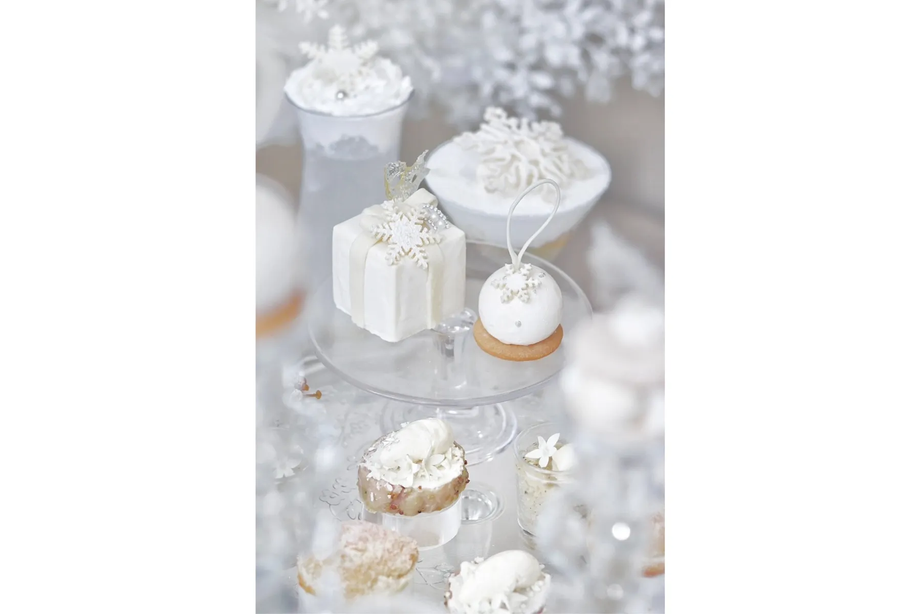 White chandelier Afternoon tea_3