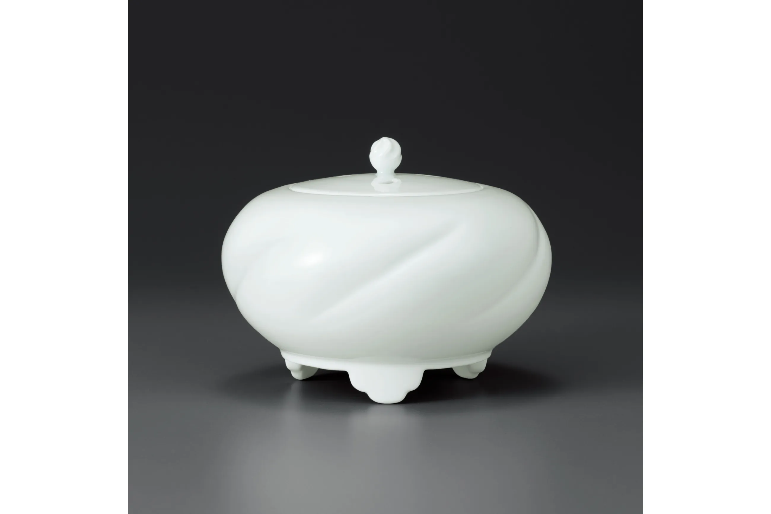 井上萬二白磁展 ―花咲くうつわたち―