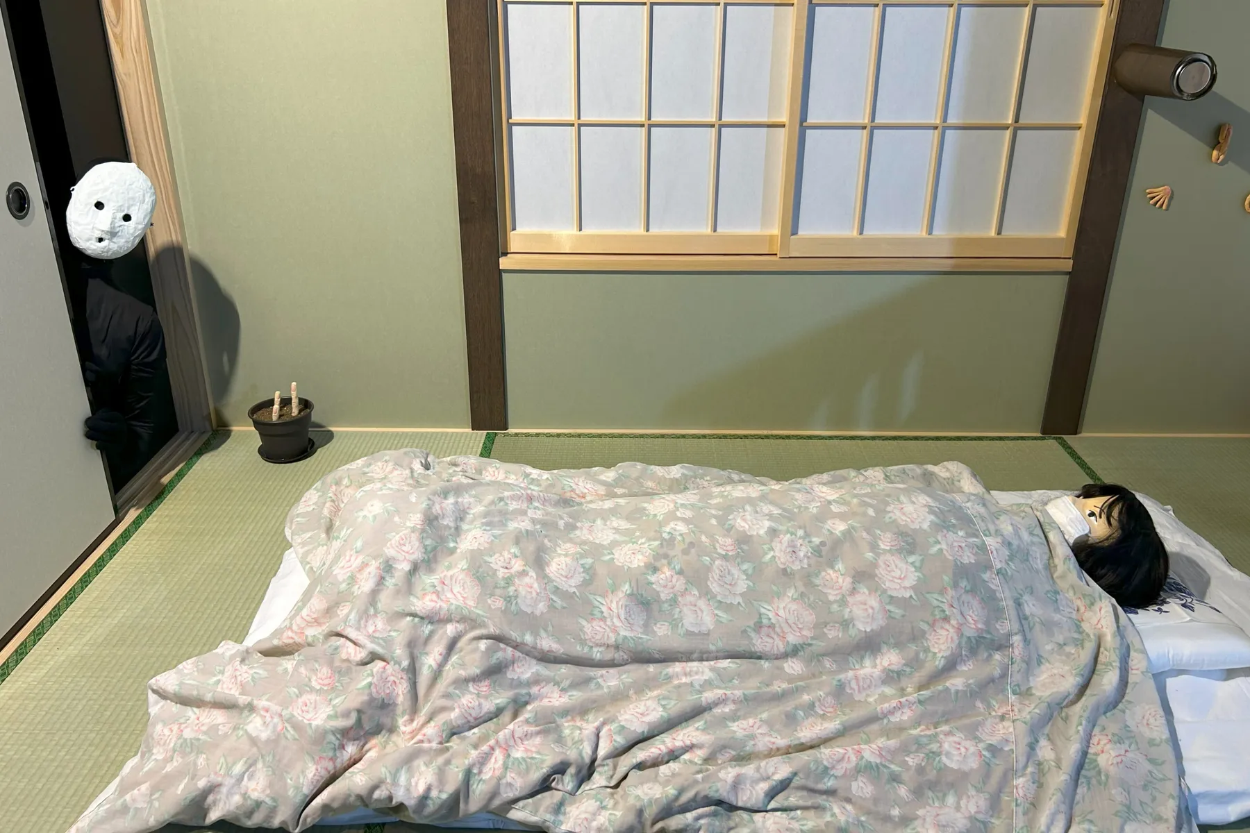 ＜雨穴の変な世界展。＞雨穴の和室（2026年撮影：レッツエンジョイ東京編集部）