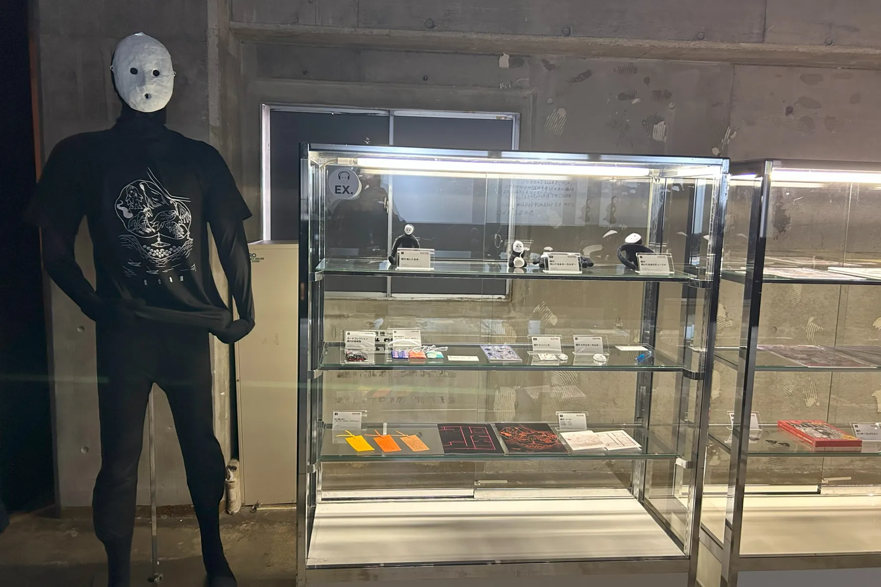 ＜雨穴の変な世界展。＞グッズ展示（2026年撮影：レッツエンジョイ東京編集部）