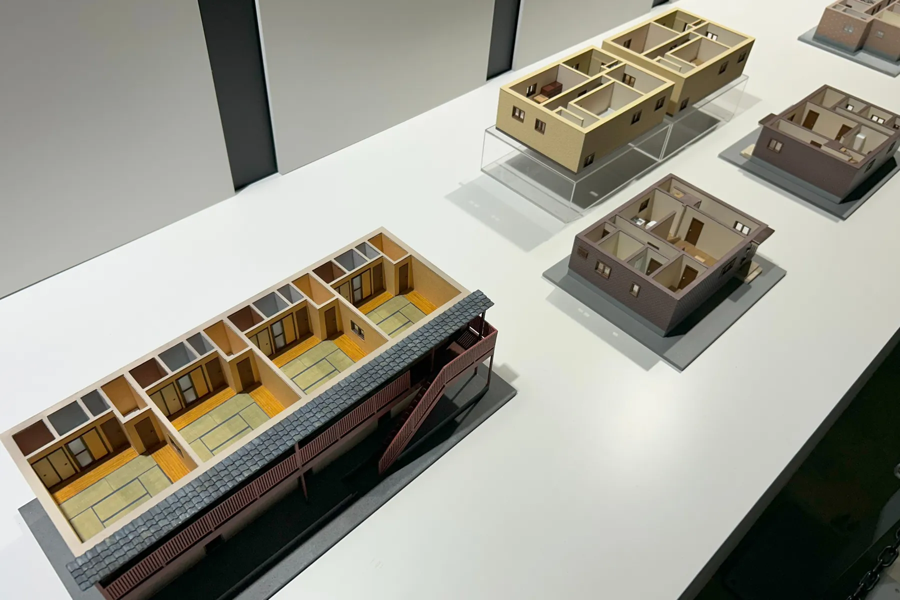 ＜雨穴の変な世界展。＞変な家 模型（2026年撮影：レッツエンジョイ東京編集部）