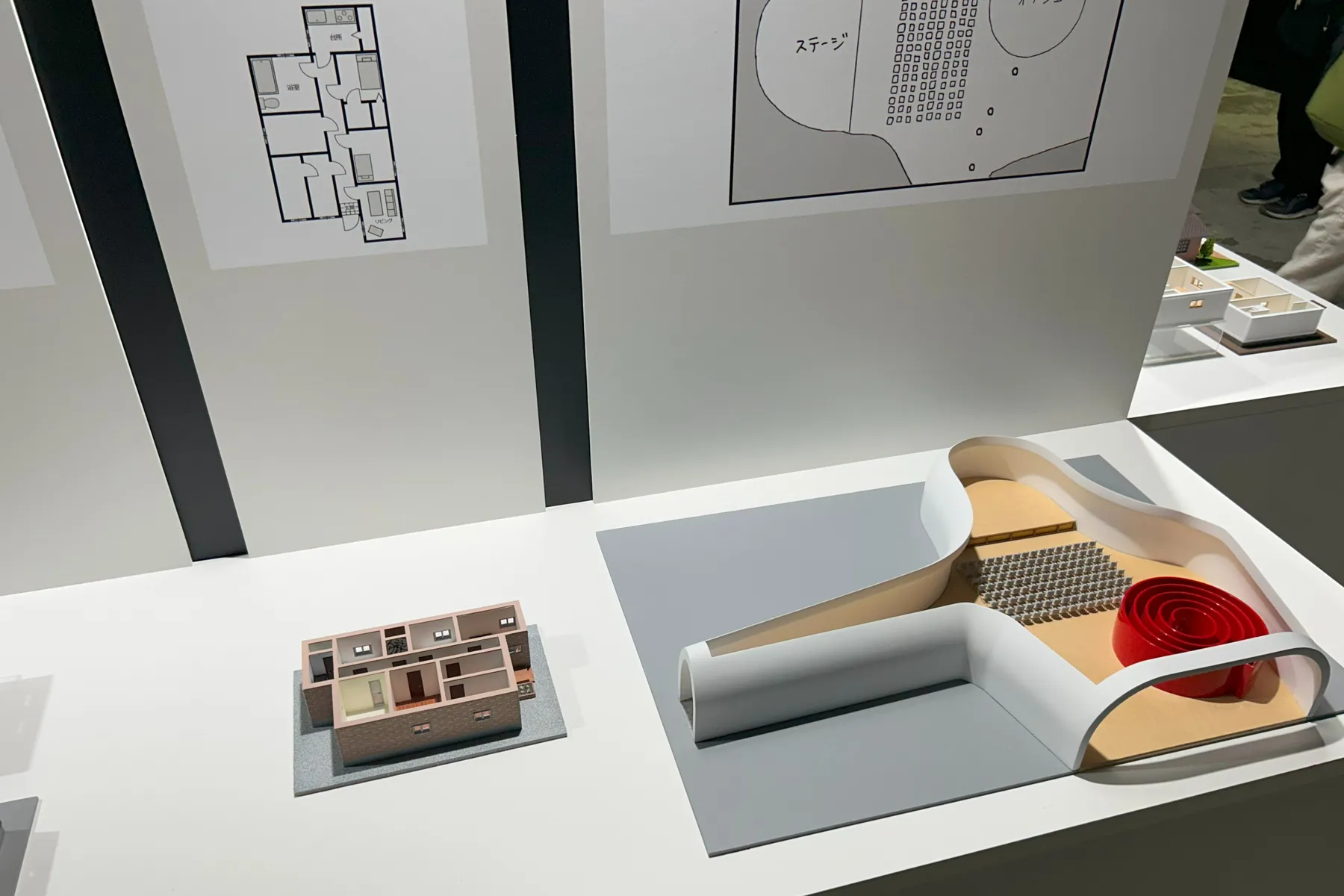 ＜雨穴の変な世界展。＞変な家 模型（2026年撮影：レッツエンジョイ東京編集部）