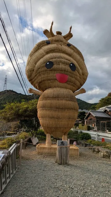 稲わらのモニュメント「ちゃちゃも」