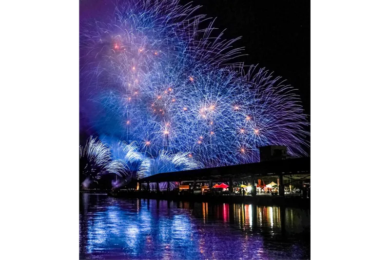 魚市場と花火